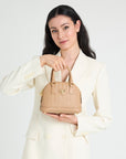 OETWIL | Handtasche cappuccino beige/gold - on body