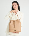 NIESEN | Beuteltasche cappuccino beige/gold - on body