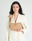 ZELL | Umhängetasche cappuccino beige/gold - on body