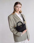 VALS | Umhängetasche Nylon classic schwarz/gold - getragen mit Riemen