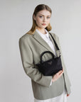 VALS | Umhängetasche Nylon classic schwarz/silber - getragen mit Riemen