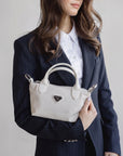 VALS | Umhängetasche Nylon pearl weiss/silber - getragen