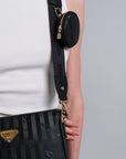 ZELL | Umhängetasche classic schwarz/gold CLOSE UP ON BODY