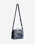 MARLY | Umhängetasche Maze cappuccino deep blau/silber - seitlich hängend