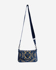 NOVILLE | Umhängetasche Maze cappuccino deep blau/silber - hängend