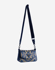 NOVILLE | Umhängetasche Maze cappuccino deep blau/silber - seitlich hängend
