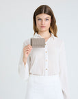 BUIN | Kreditkartenetui taupe/gold - on body