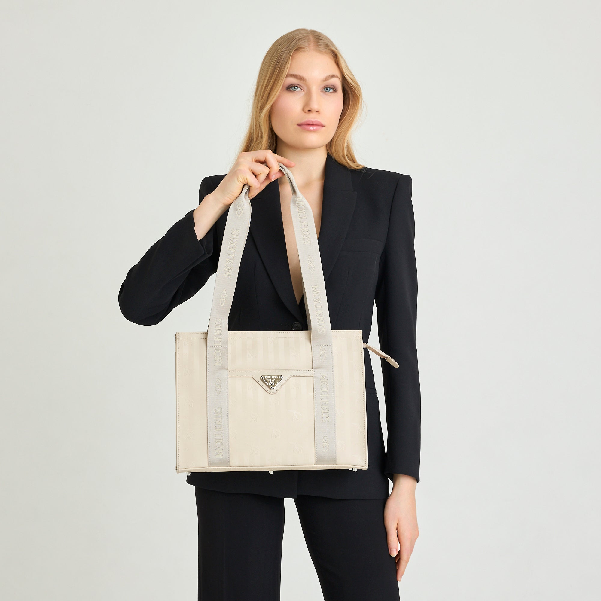 BERLIN | Schultertasche pearl weiss/silber - close up