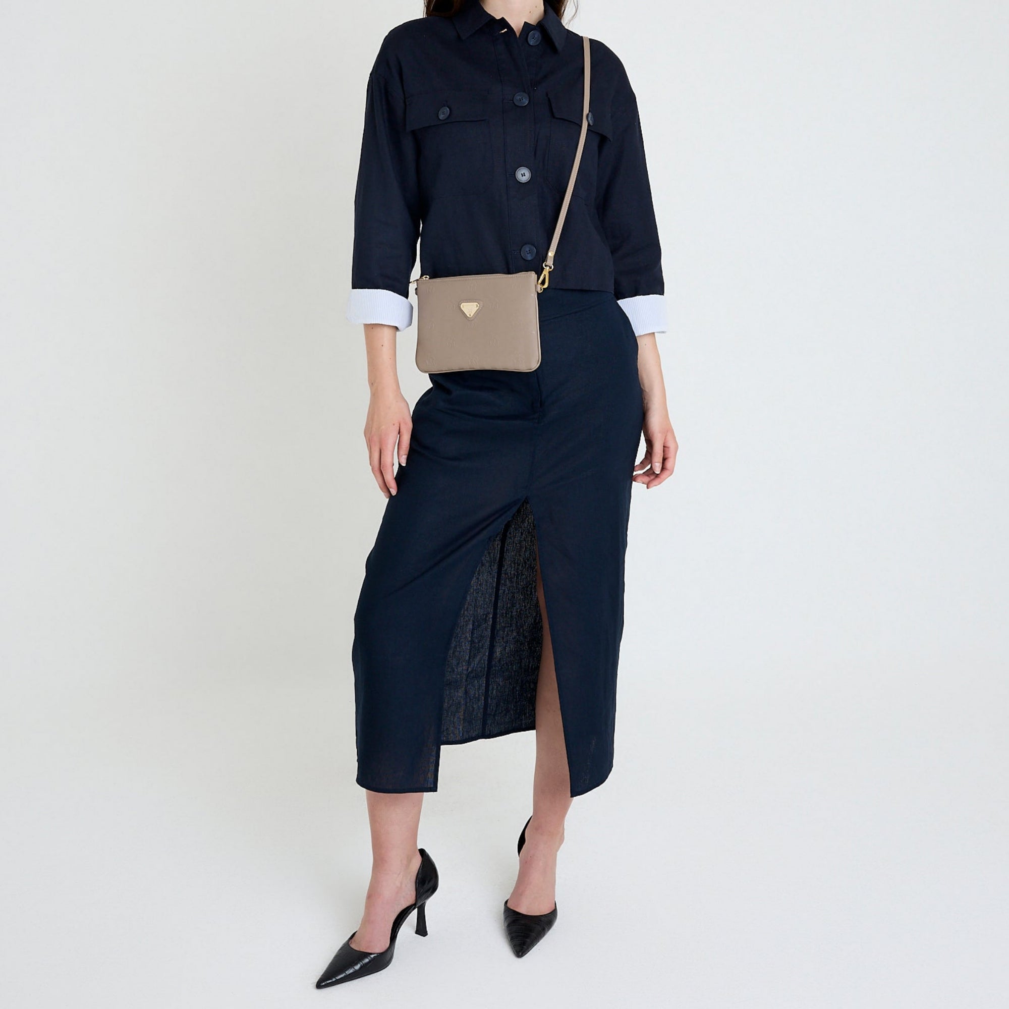 TAMINS | Umhängetasche taupe grau/gold - FULL BODY
