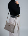 GLAND | Umhängetasche taupe grau/gold - seitlich on body