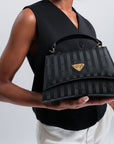 ROMONT | Umhängetasche classic schwarz/gold CLOSE UP ON BODY