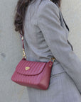 NOVILLE | Umhängetasche antik rot/gold - on body