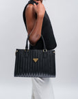 ZERNEZ | Handtasche classic schwarz/gold - ON BODY