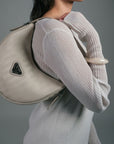 EMMEN | Schultertasche pearl/silber on body close up