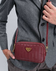 RIVAZ | Borsa a tracolla rosso antico/oro - indossata