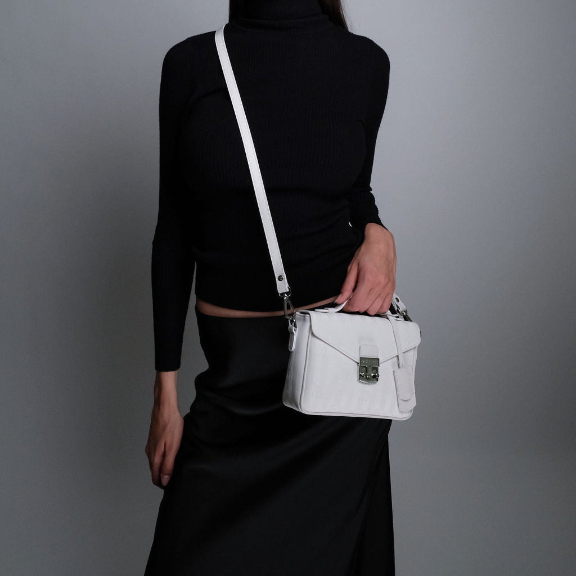 MEYRIN | Umhängetasche Mollerus snow weiss/silber - on body