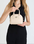 OETWIL | Handtasche Stampato vanilla beige/silber – getragen
