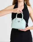 OETWIL | Handtasche Stampato aquamarine/silber – getragen