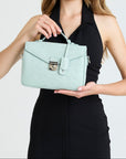 MARLY | Umhängetasche Stampato aquamarine/silber – getragen