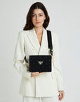 MELIDE | Umhängetasche Velour classic schwarz/gold ON BODY