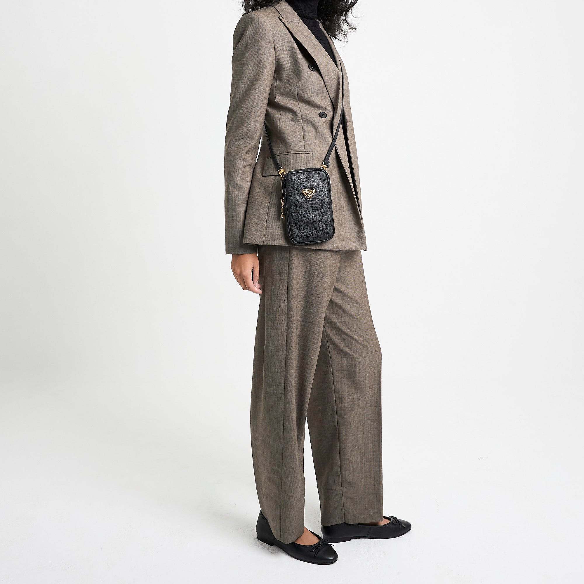 WILDHORN | Handyportemonnaie Kalbsleder schwarz/gold - on body