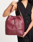 NIESEN | Beuteltasche kalbsleder antique rot/gold - on body