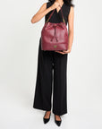 NIESEN | Beuteltasche kalbsleder antique rot/gold - on body