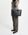 BERN | Shopper Kabsleder schwarz/gold - on body