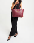 BERN | Shopper Kabsleder antik rot/gold - on body