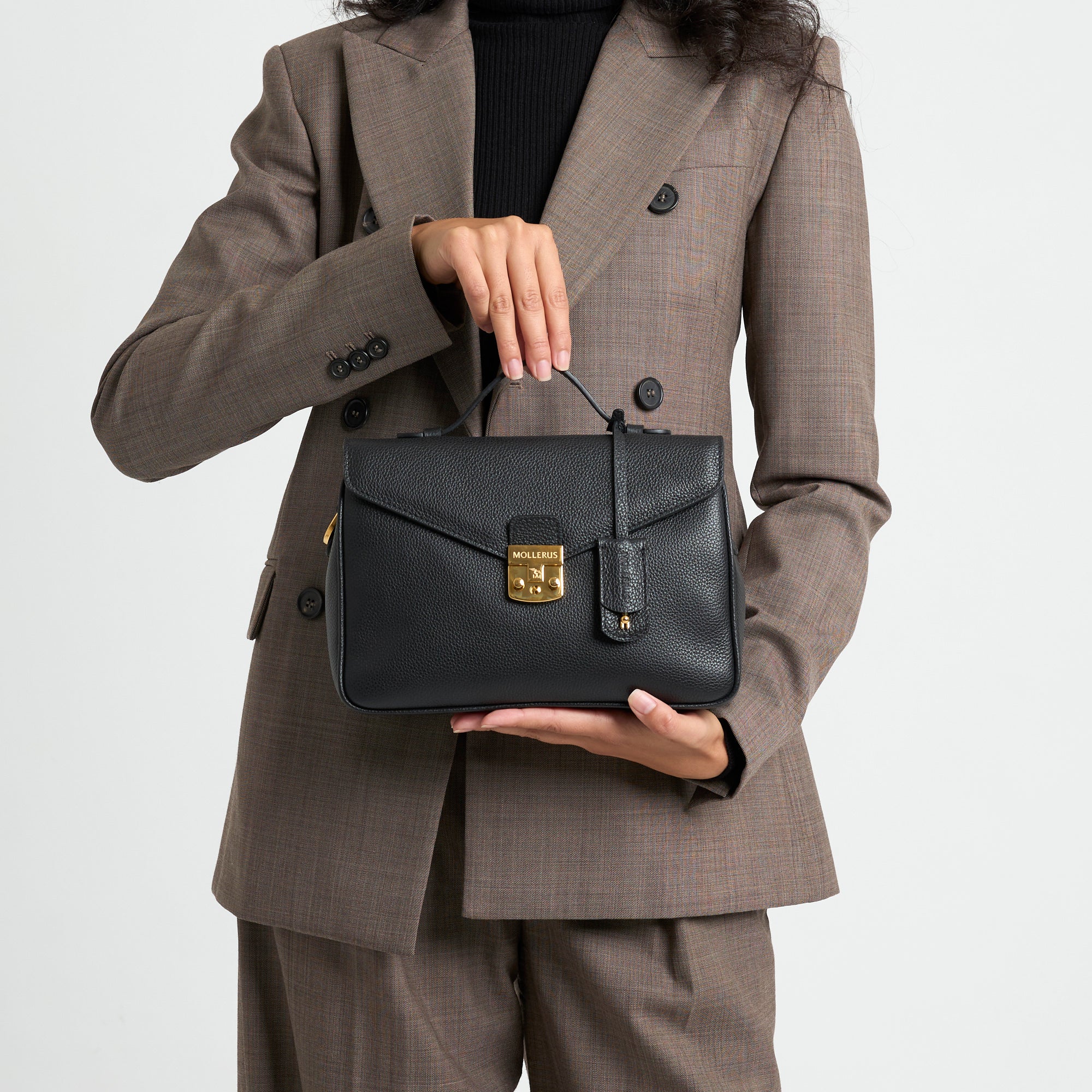 MARLY | Umhängetasche Kalbsleder schwarz/gold - on body
