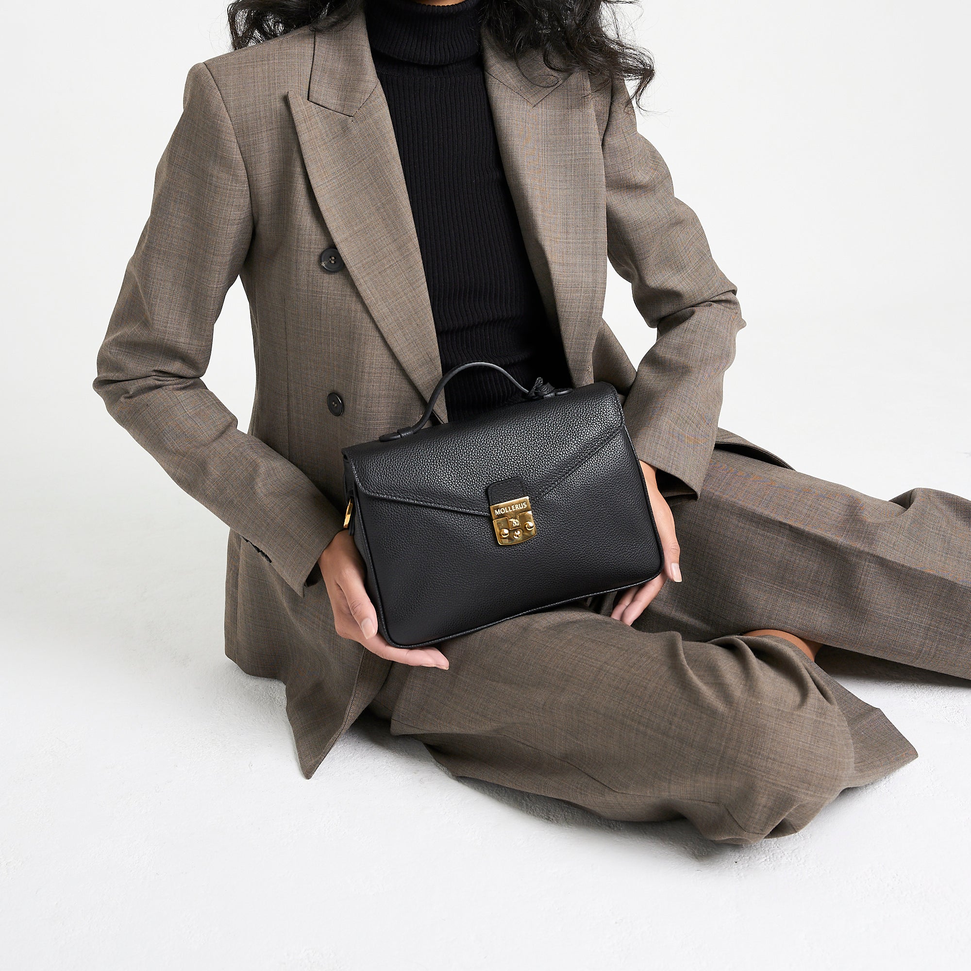 MARLY | Umhängetasche Kalbsleder schwarz/gold - on body