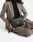 MARLY | Umhängetasche Kalbsleder schwarz/gold - on body