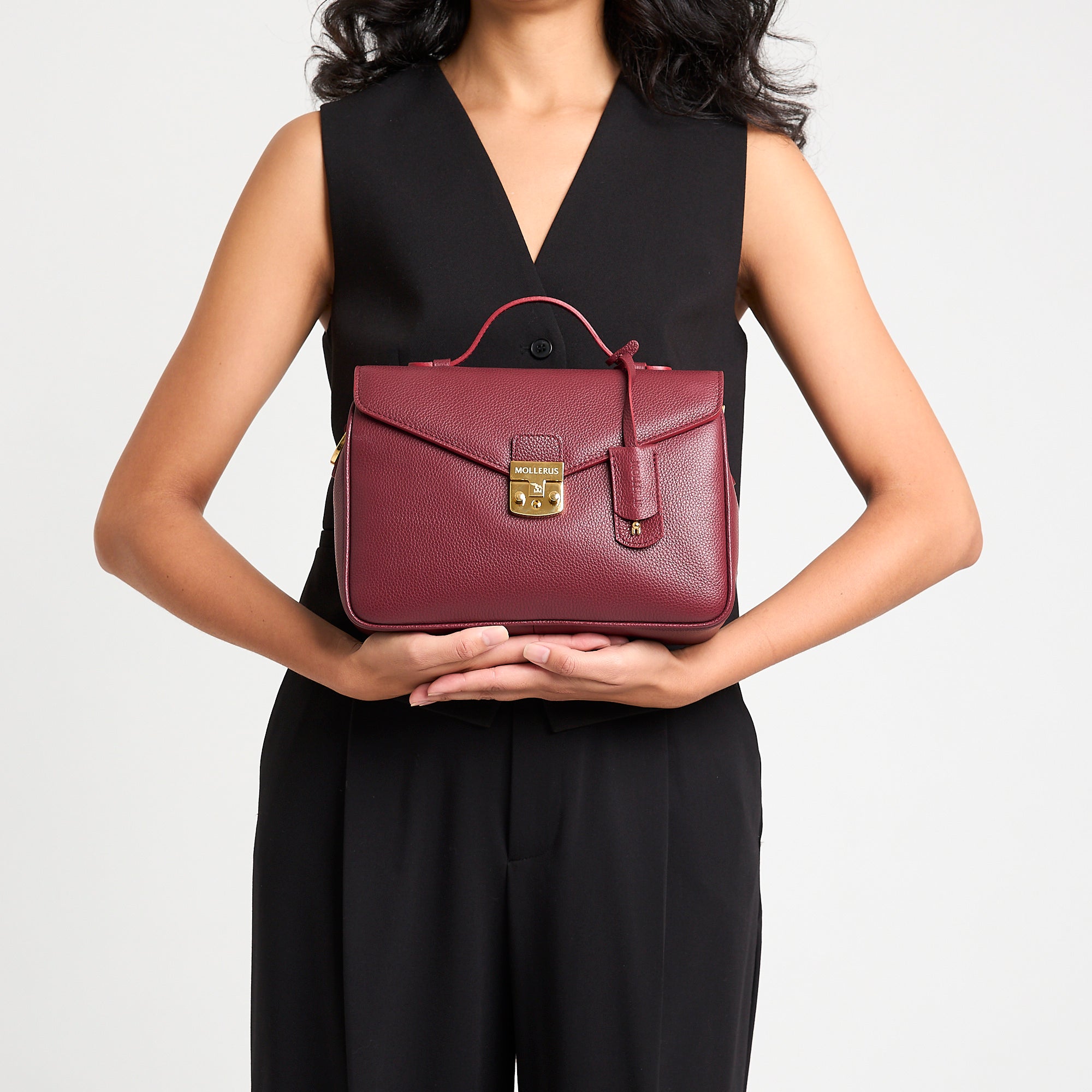 MARLY | Umhängetasche Kalbsleder antik rot/gold - on body