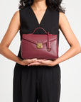 MARLY | Umhängetasche Kalbsleder antik rot/gold - on body