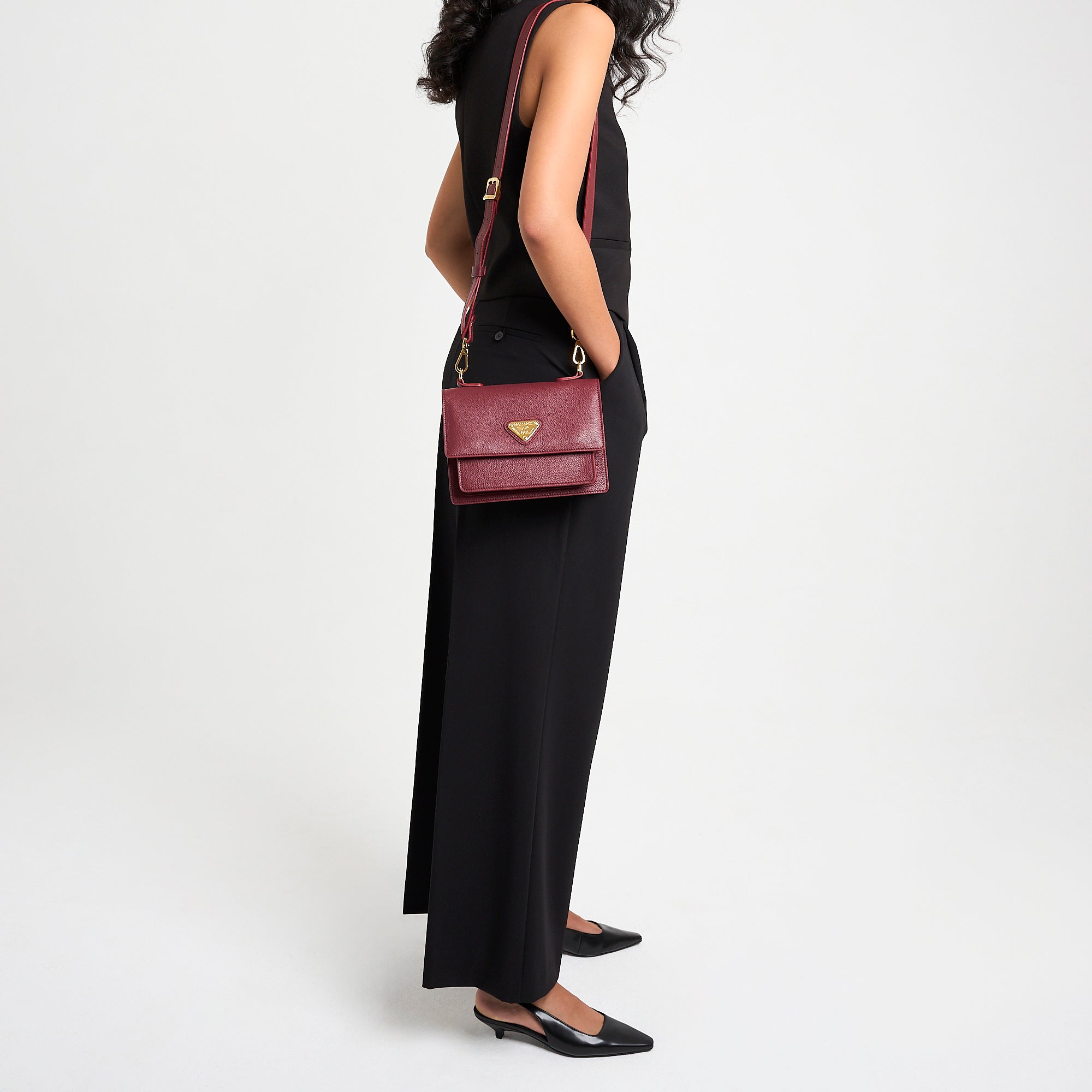 URSY | Umhängetasche Kalbsleder antik rot/gold - on body