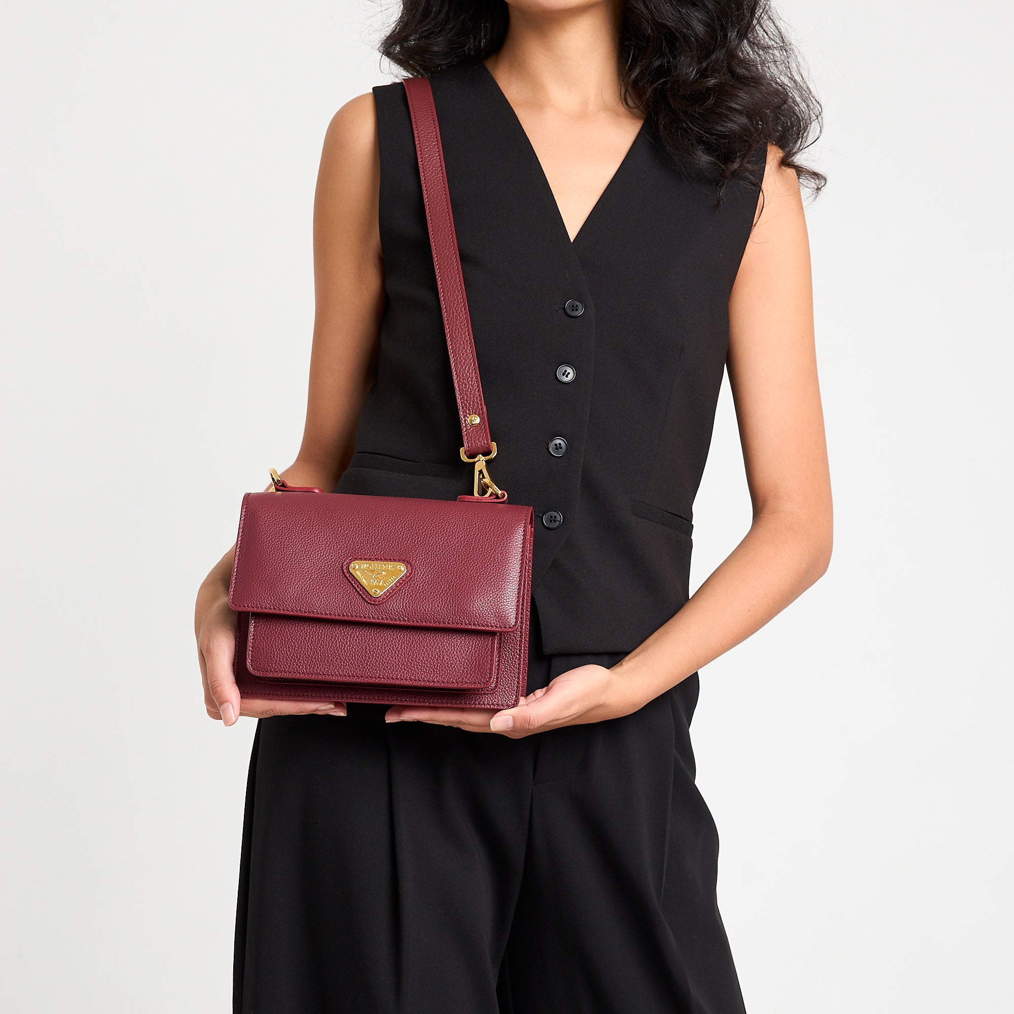 URSY | Umhängetasche Kalbsleder antik rot/gold - on body