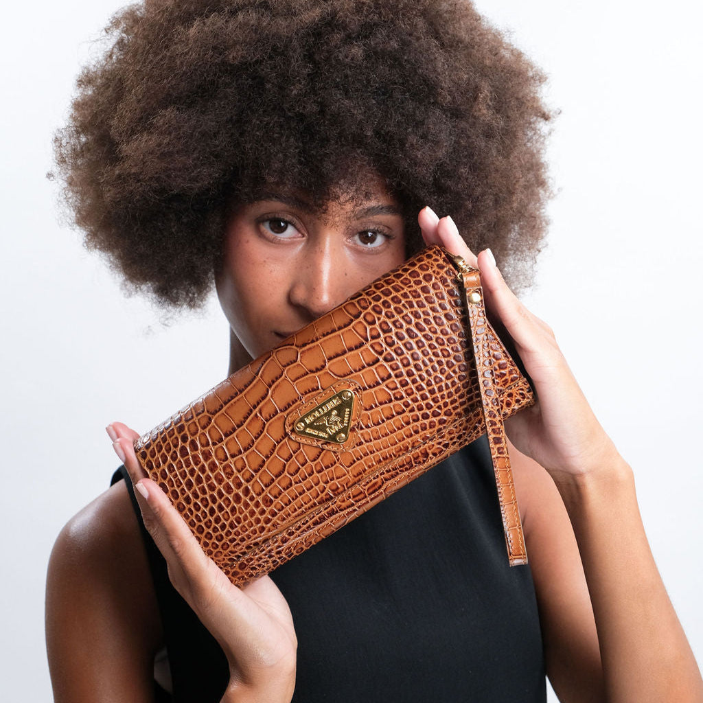 FRESENS | Pochette Croco miele marrone/oro - indossata