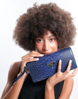 FRESENS | Clutch Croco sapphire blau/silber CLOSE UP