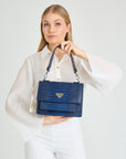 FEY | Schultertasche Croco sapphire blau/silber CLOSE UP ON BODY