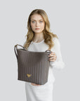 BANNWIL | Beuteltasche fango braun/gold - close up