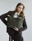 BERN | Shopper Wildleder moosgrün/gold - close up