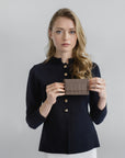 BUIN | Kreditkartenetui taupe grau/gold - on body