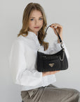 CASTIEL | Schultertasche classic schwarz/silber - close up