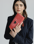 FRESENS | Clutch Croco coral pink/silber - detail seitlich