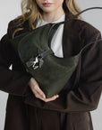 GSTAAD | Schultertasche Wildleder moosgrün/gold - detail
