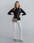 MELIDE | Umhängetasche taupe grau/gold - full body