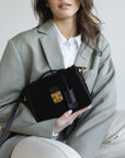 MEYRIN | Umhängetasche Wildleder classic schwarz/gold - detail