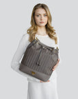NIESEN | Beuteltasche fango braun/gold - close up