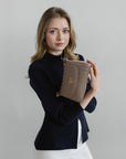PIZY | Umhängetasche taupe grau/gold - on body