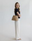 RIDDES | Umhängetasche Stampato cappuccino/gold - on body